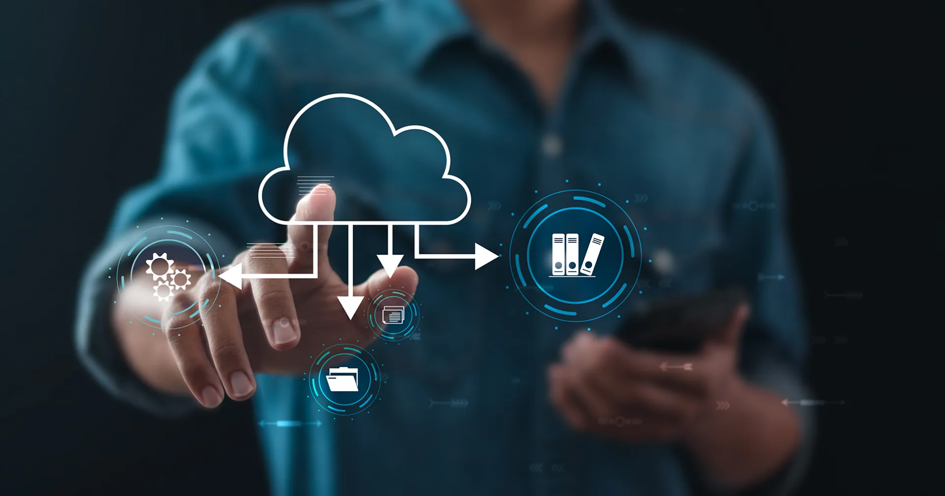 Zakenman tikt op een scherm waar een incoon van cloud netwerk staat met daaronder de opgeslagen items