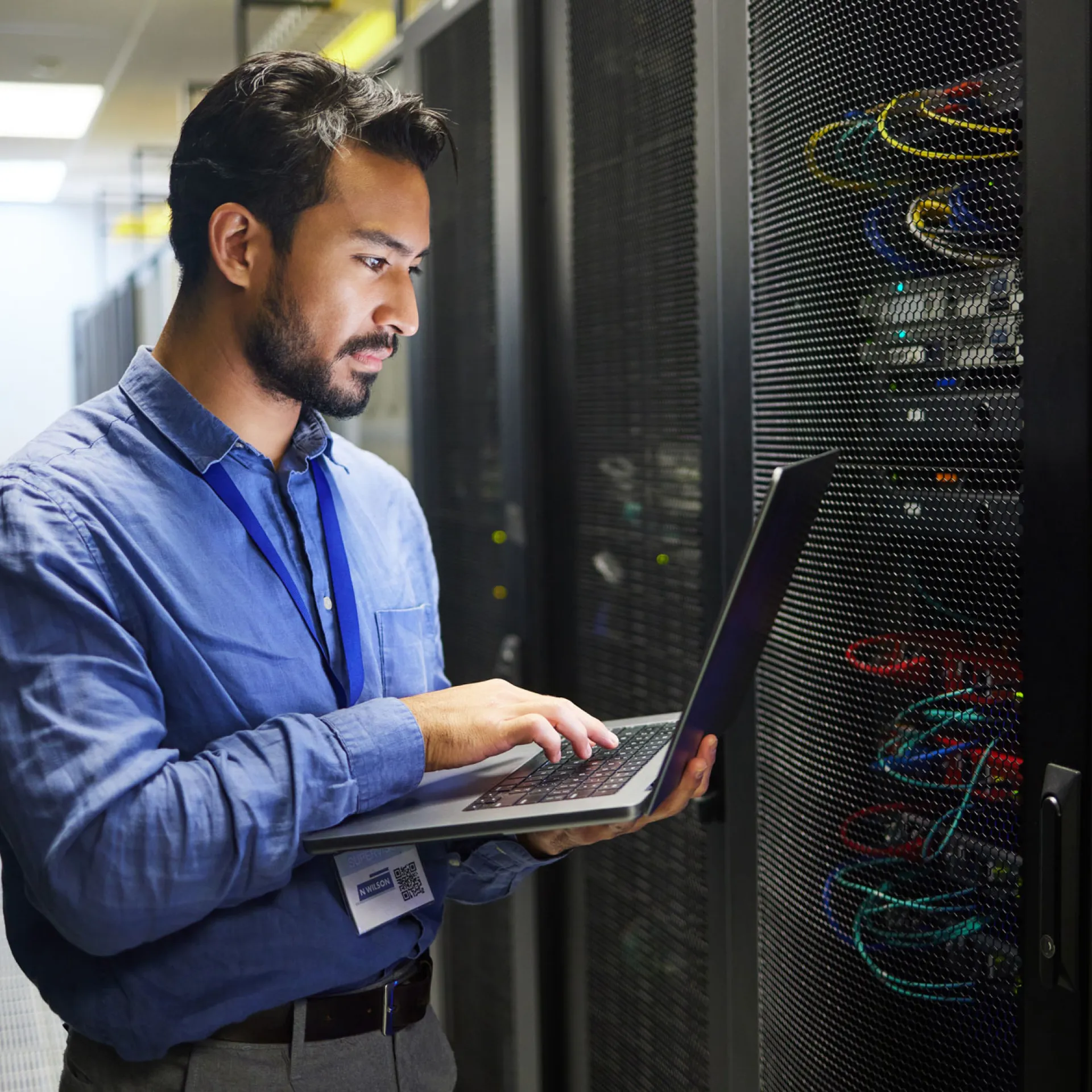 IT-persoon op de laptop voor technische upgrades
